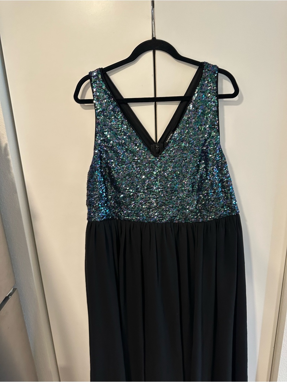 Torrid Size 22 Plus Size V-Neck Black Dress with Iridescent Sequin Bodice - Picture 6 of 11